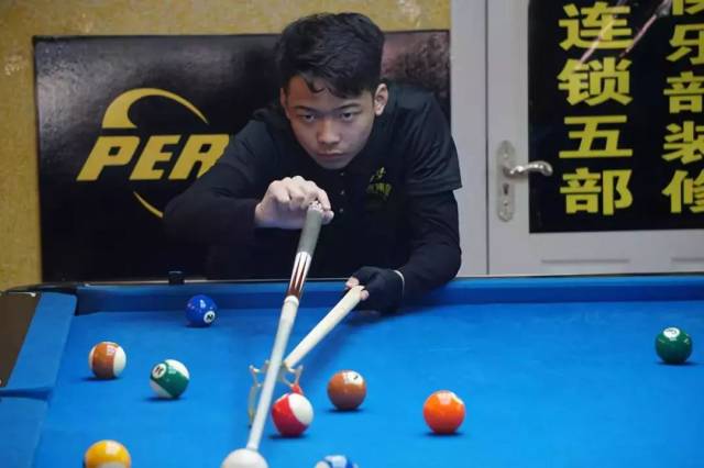 也是上到樊振东大师课了！小胖齐祖上海弄堂里打乒乓