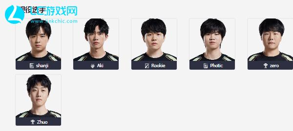 后卫破门后激情亲吻队徽，引球迷共鸣